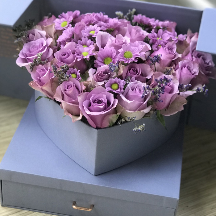 Сиреневые розы и хризантемы в коробке в форме сердца