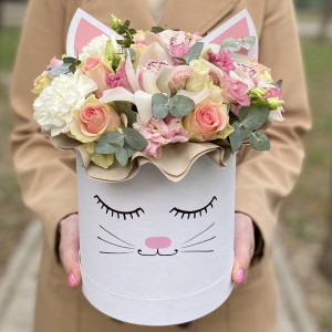 Цветы в коробке Кошечка с розами и орхидеей Цветы в коробке Кошечка с розами и орхидеей