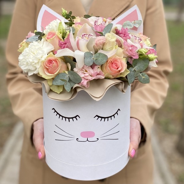 Цветы в коробке Кошечка с розами и орхидеей