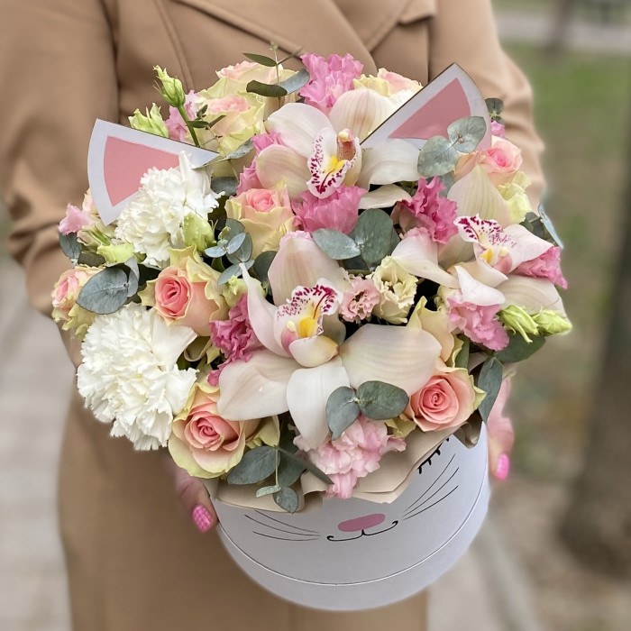 Цветы в коробке Кошечка с розами и орхидеей