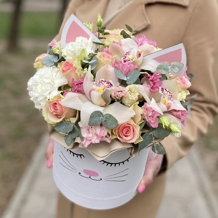 Цветы в коробке Кошечка с розами и орхидеей