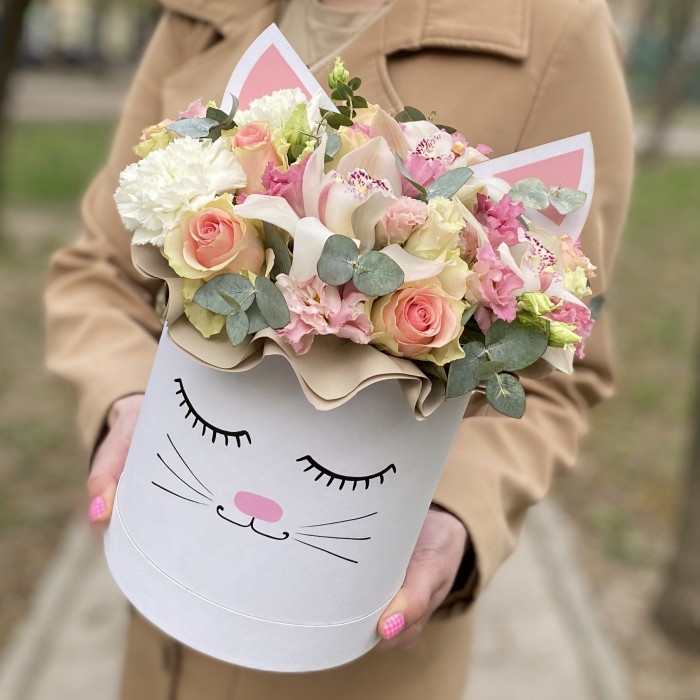 Цветы в коробке Кошечка с розами и орхидеей