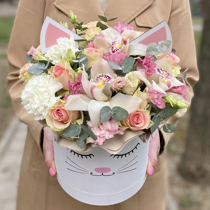 Цветы в коробке Кошечка с розами и орхидеей