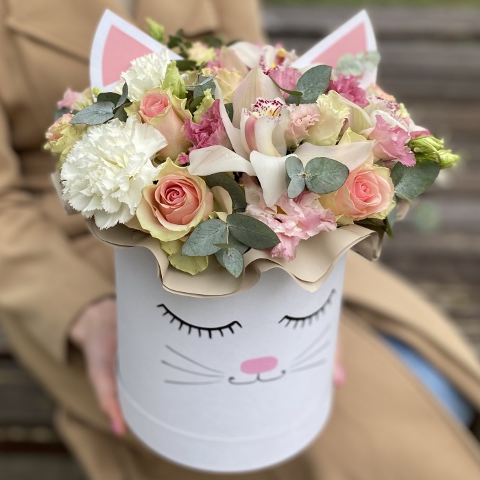 Цветы в коробке Кошечка с розами и орхидеей