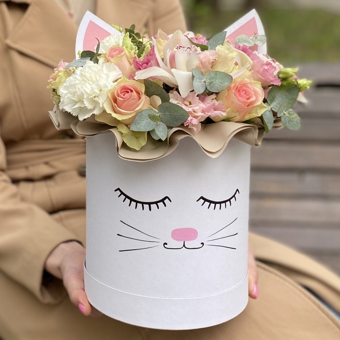 Цветы в коробке Кошечка с розами и орхидеей