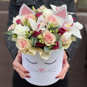 Цветы в коробке Кошечка с розами и эустомой