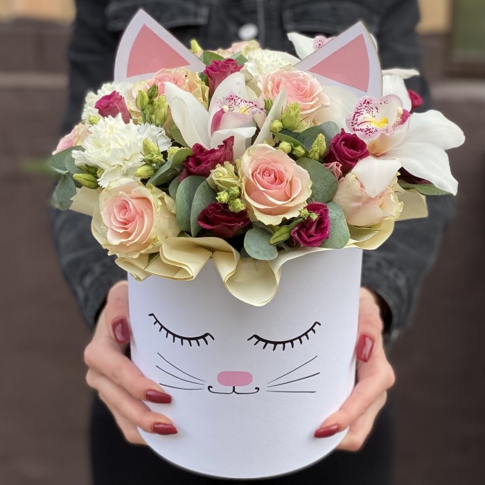 Цветы в коробке Кошечка с розами и эустомой