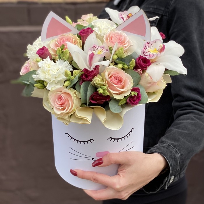 Цветы в коробке Кошечка с розами и эустомой