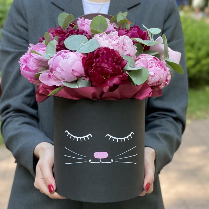 Композиция Кошечка с пионами