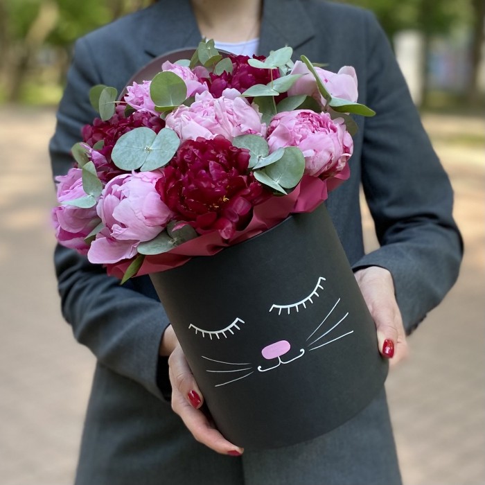 Композиция Кошечка с пионами