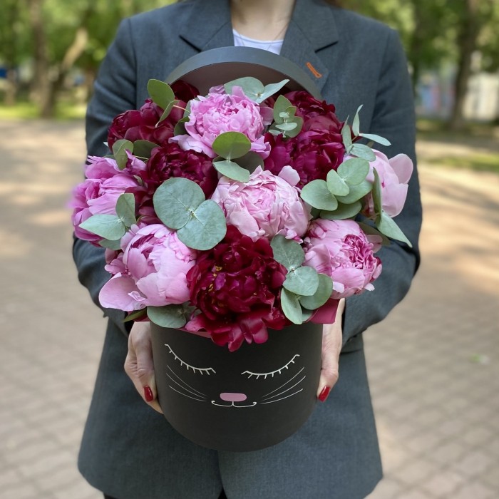 Композиция Кошечка с пионами