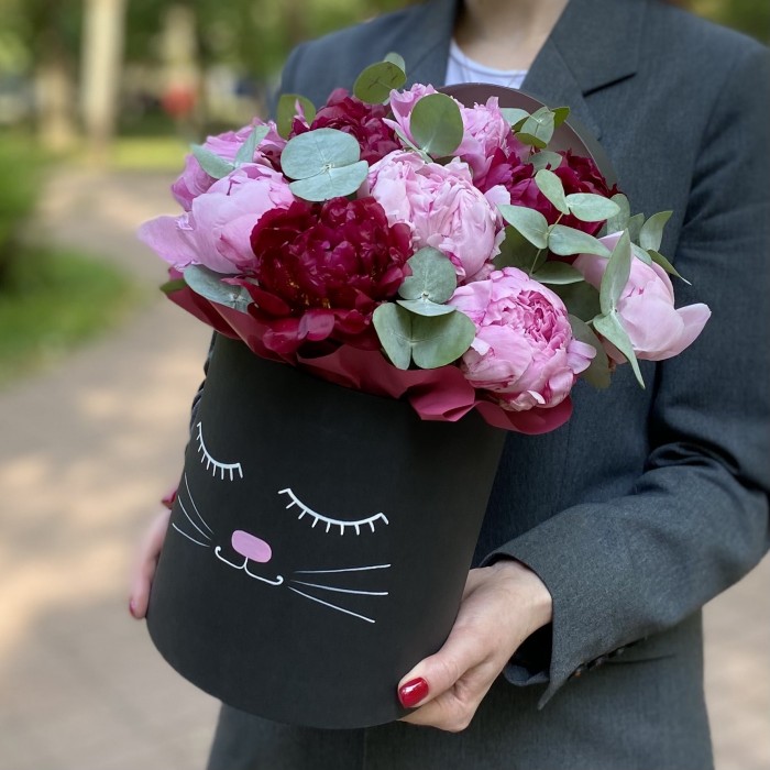 Композиция Кошечка с пионами