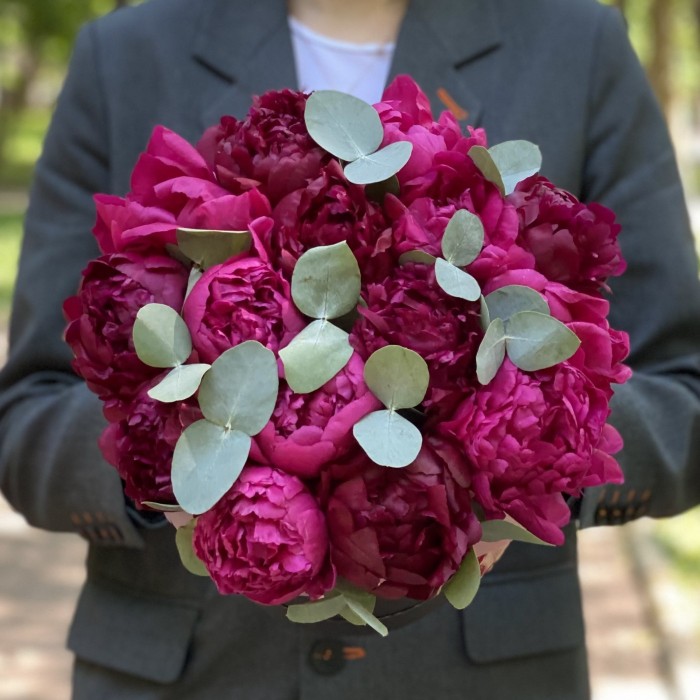 Композиция Кошечка с яркими пионами