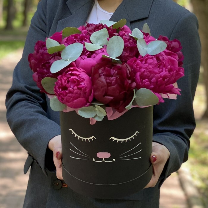 Композиция Кошечка с яркими пионами