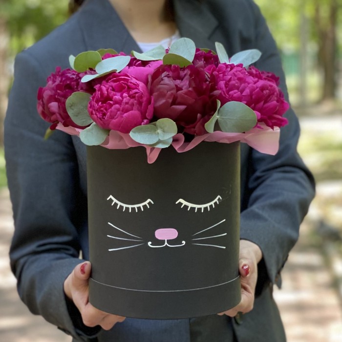 Композиция Кошечка с яркими пионами