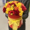 Красные и желтые розы в коробке