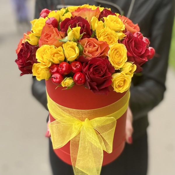 Красные и желтые розы в коробке