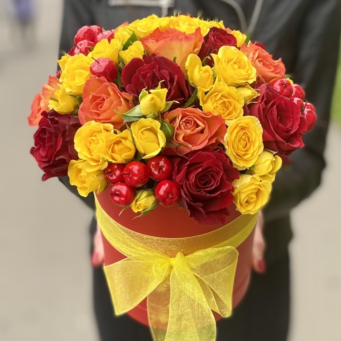 Красные и желтые розы в коробке