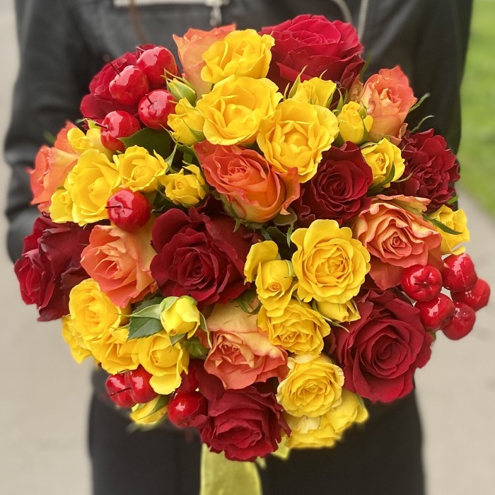 Красные и желтые розы в коробке