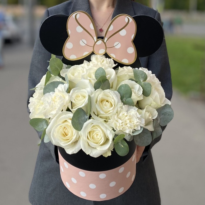 Композиция Микки Маус с белыми розами