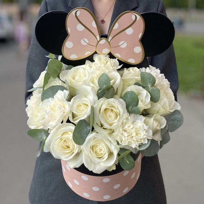 Композиция Микки Маус с белыми розами