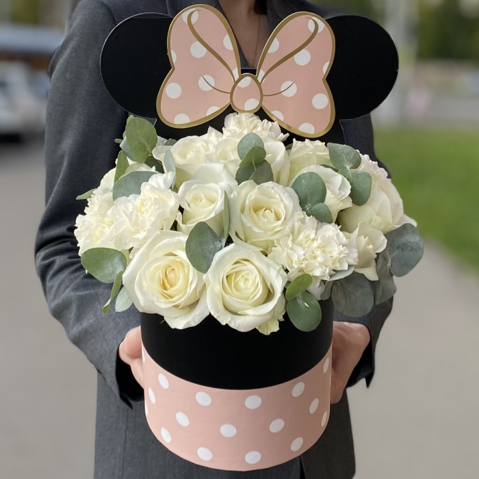 Композиция Микки Маус с белыми розами