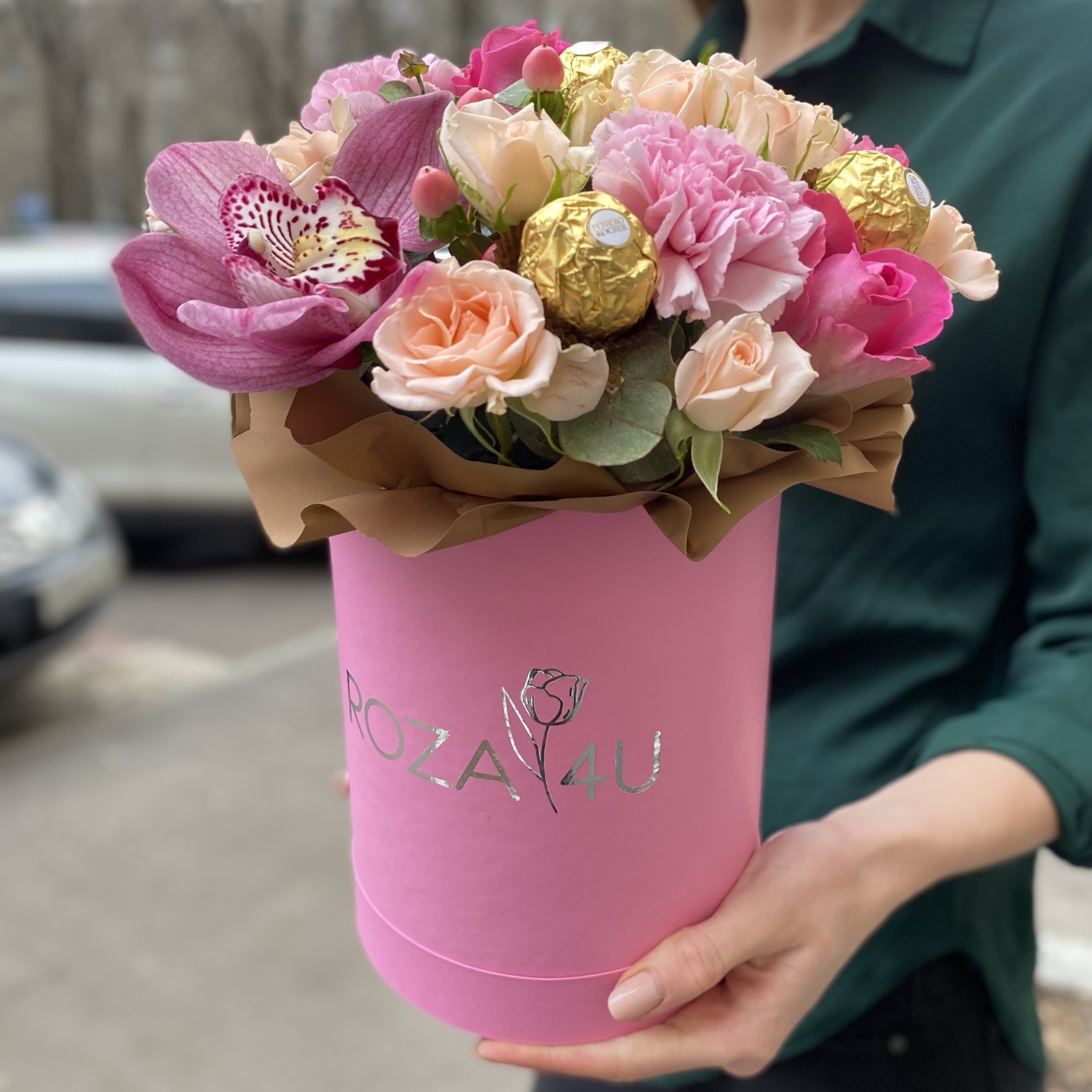 Букет с розовыми гвоздиками и розами в коробке на День Святого Валентина