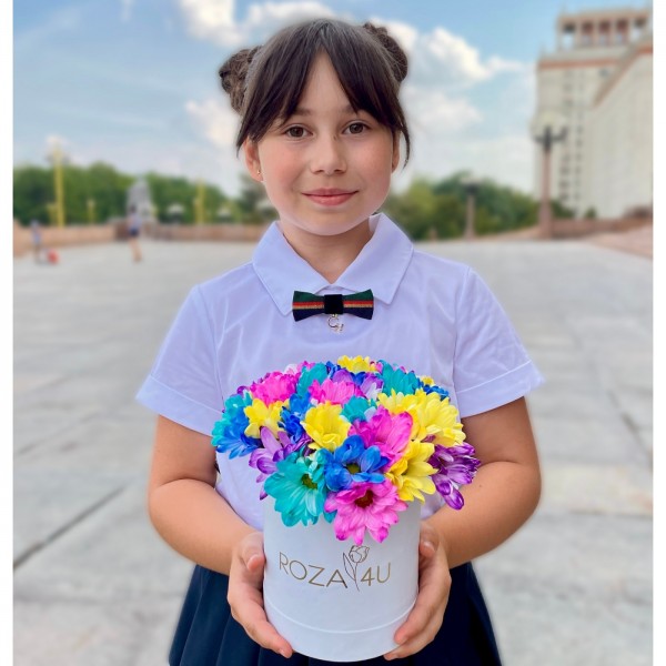 Белая коробка радужных хризантем