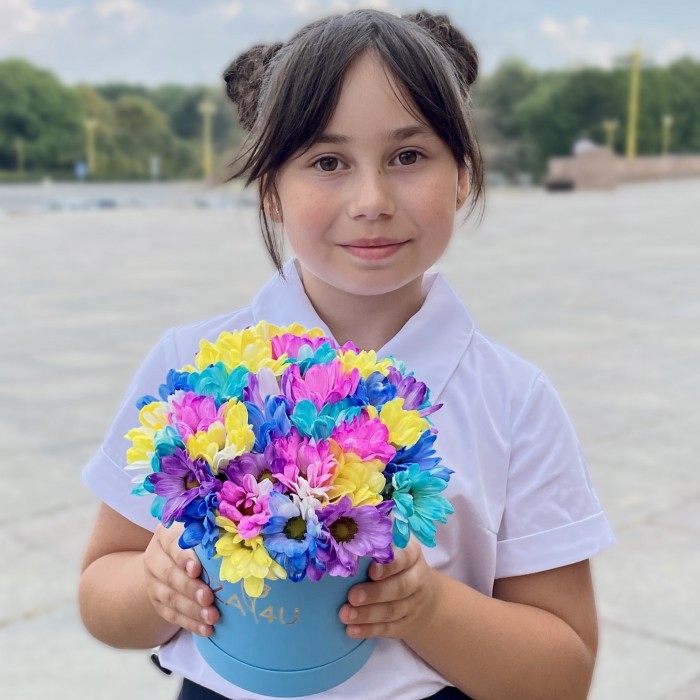 Голубая коробка радужных хризантем