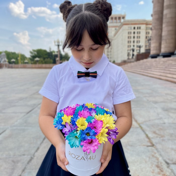 Белая коробка радужных хризантем