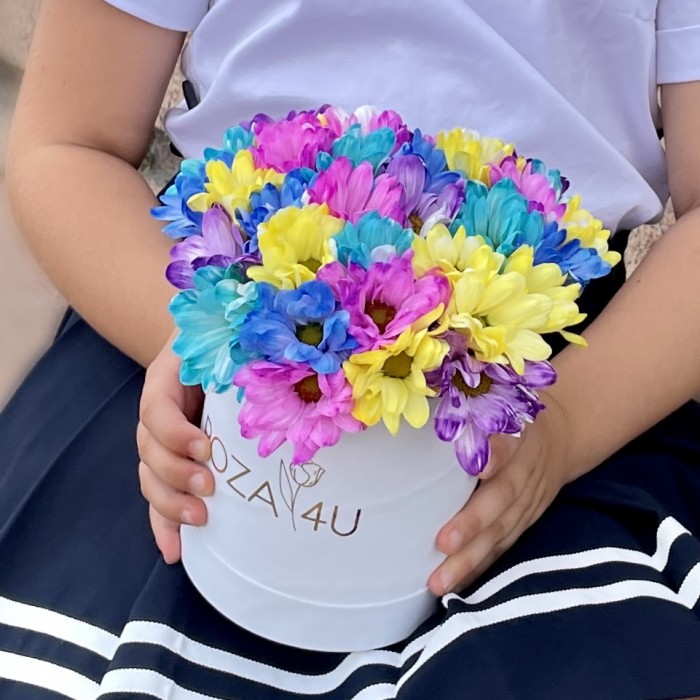 Белая коробка радужных хризантем