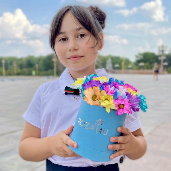 Голубая коробка радужных хризантем