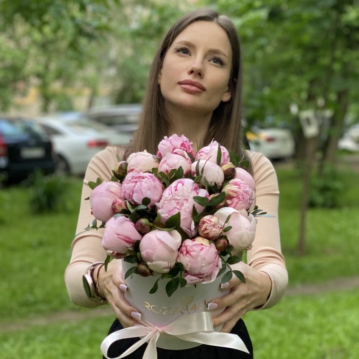 Коробка с пионами Сара Бернар