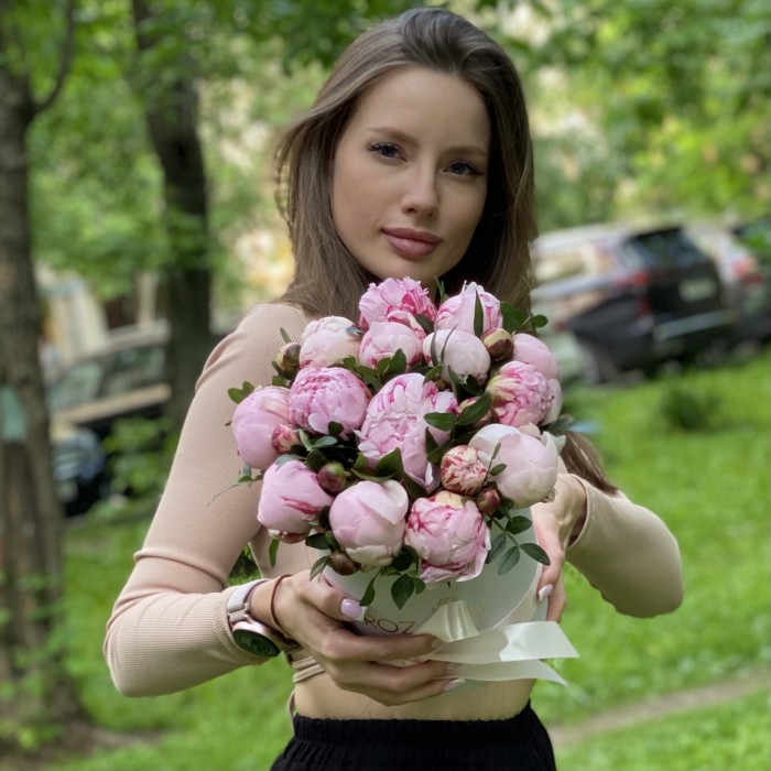 Коробка с пионами Сара Бернар