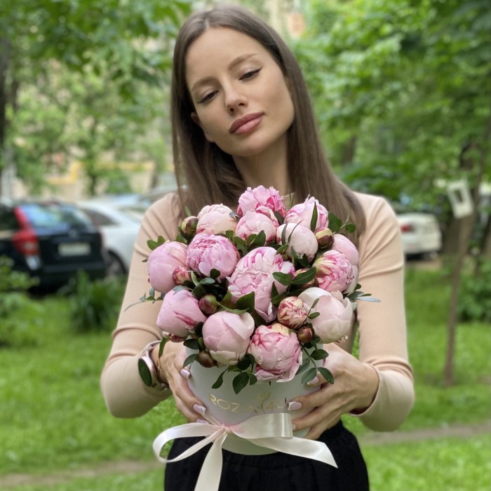 Коробка с пионами Сара Бернар