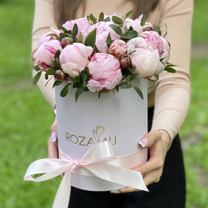 Коробка с пионами Сара Бернар