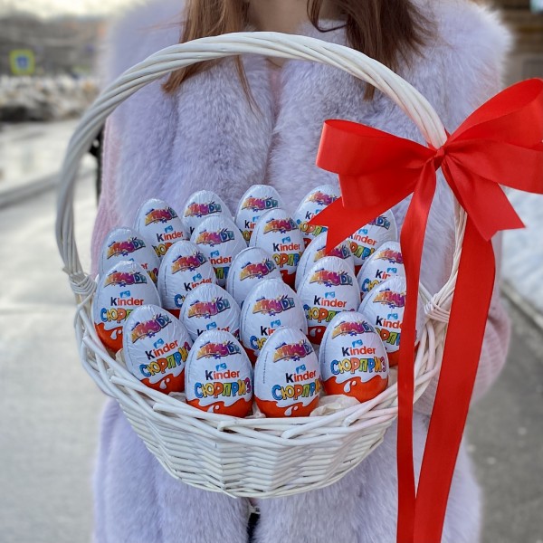 Корзина с киндер сюрпризом
