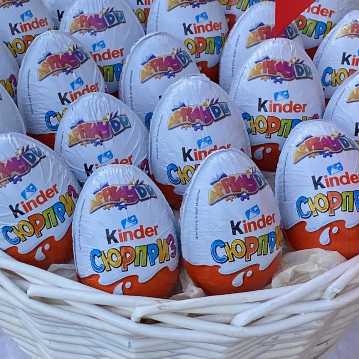Корзина с киндер сюрпризом