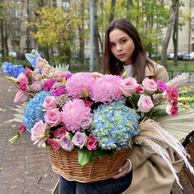Цветочная композиция в корзине Сладкая жизнь