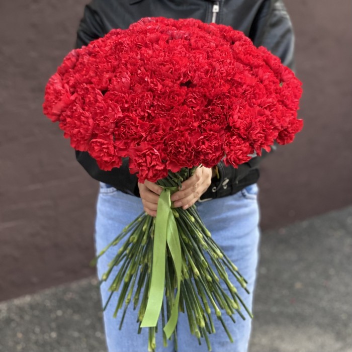 100 красных гвоздик