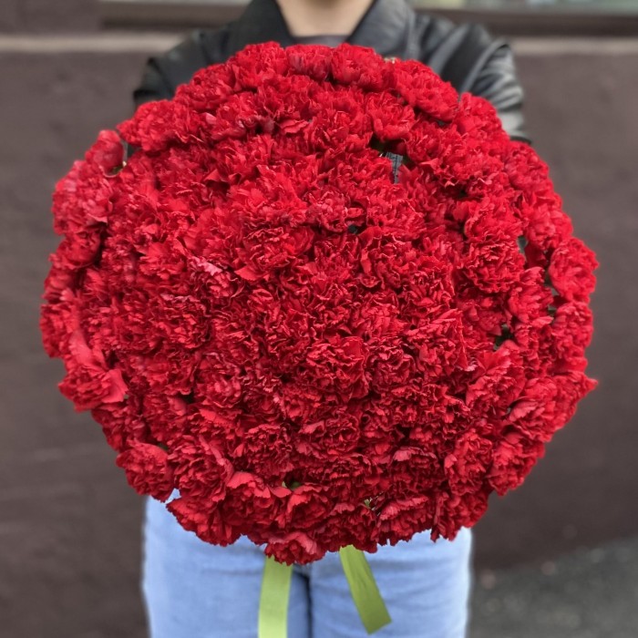100 красных гвоздик