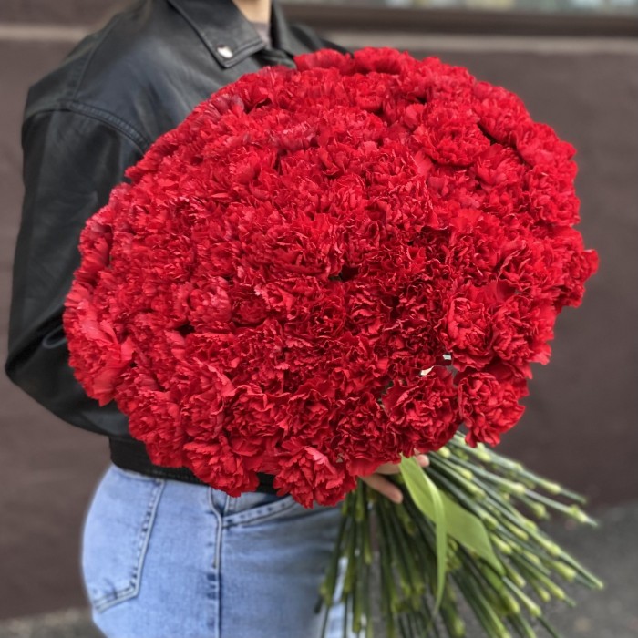 100 красных гвоздик