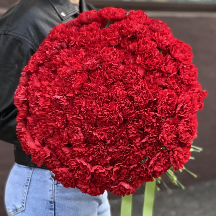 100 красных гвоздик