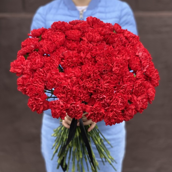 100 красных гвоздик с черной лентой