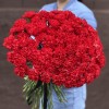 100 красных гвоздик с черной лентой