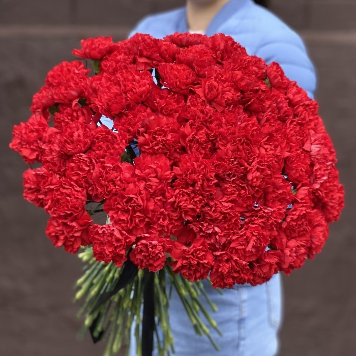 100 красных гвоздик с черной лентой