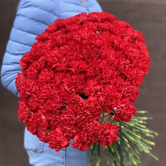 100 красных гвоздик с черной лентой