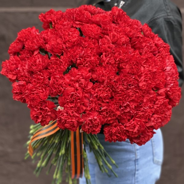 100 красных гвоздик с Георгиевской лентой