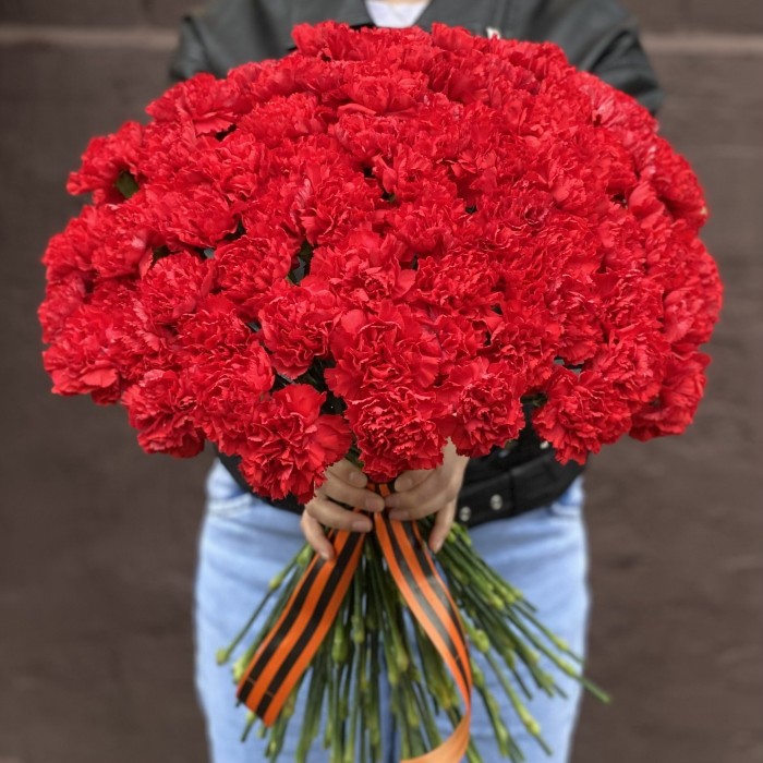 100 красных гвоздик с Георгиевской лентой