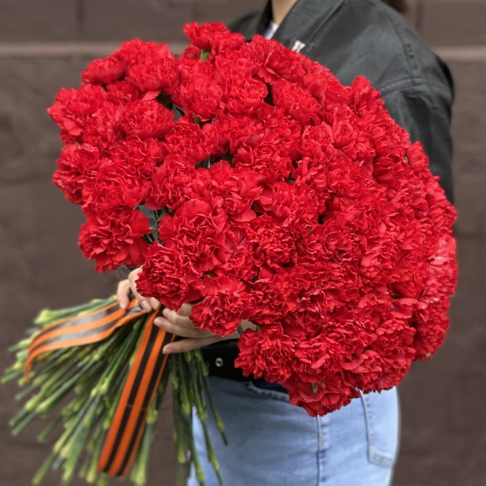 100 красных гвоздик с Георгиевской лентой